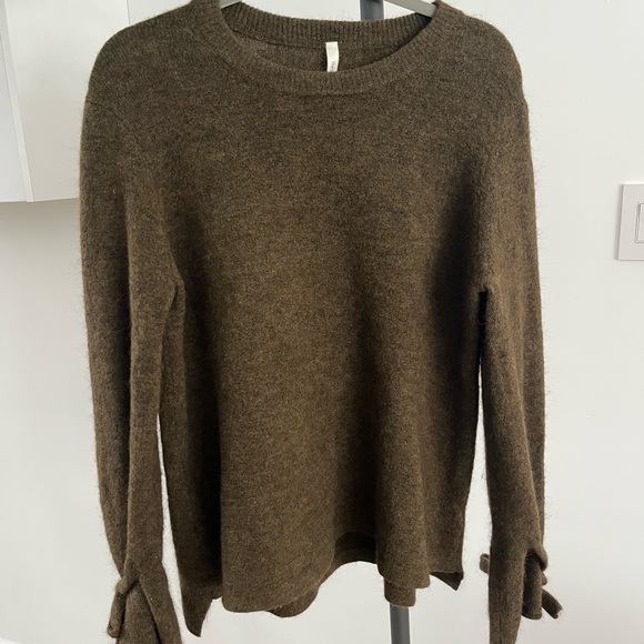 Sweaters - Aritzia the group babaton sweater